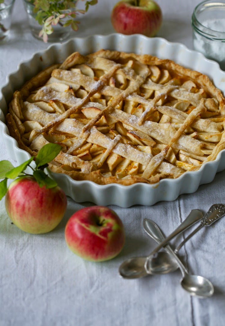 apple tart: puff pastry and home-grown apples